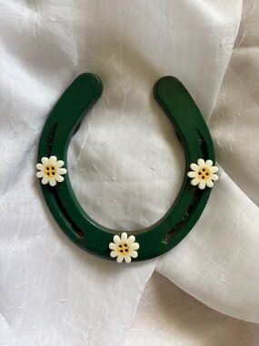 Green Floral Horseshoe magnetic Accent – Decorative Daisy Embellished